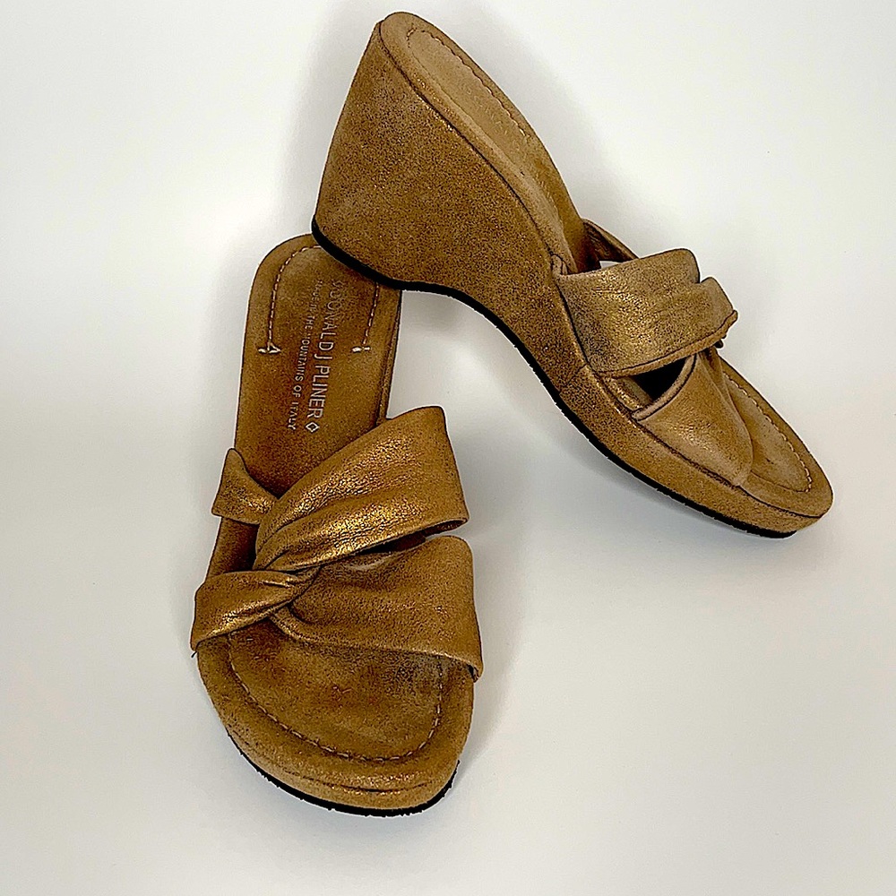 Donald J Pliner gold/metallic suede wedges size 8m